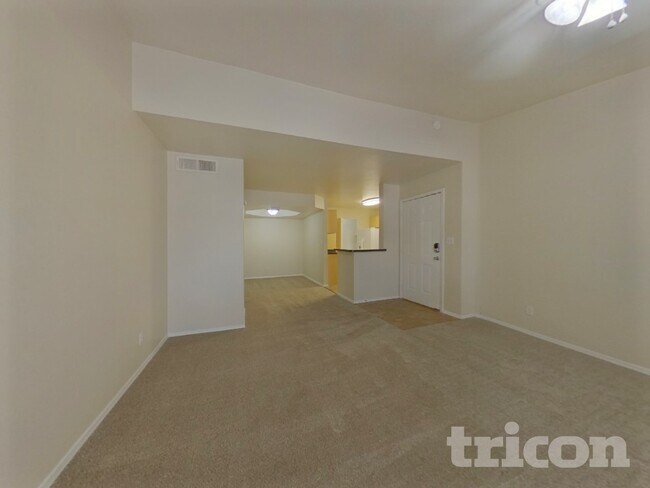 Foto del edificio - 1880 E Morten Ave