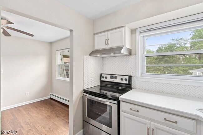 Sala de estar/comedor con cocina - 34 Deanna Dr
