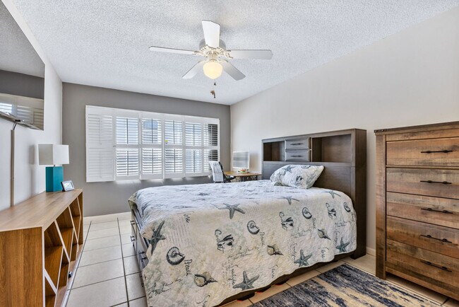 Building Photo - 3800 Saxon Dr