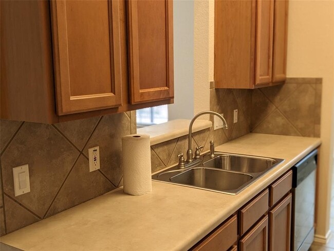Building Photo - 16100 S Great Oaks Dr