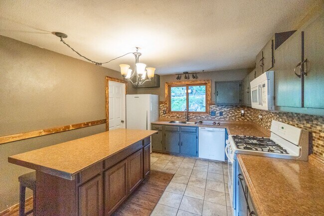 Building Photo - Single Family Home in Mead School District!