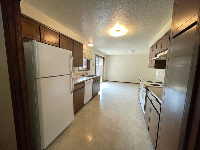 Building Photo - Three Bedroom Home Available in South Corv...
