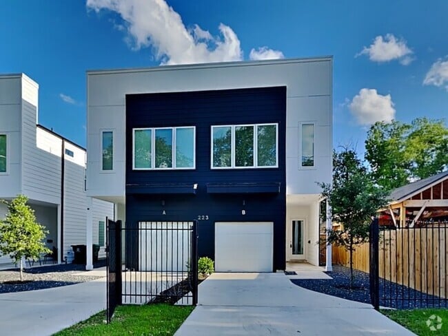 Building Photo - 223 Oriole St