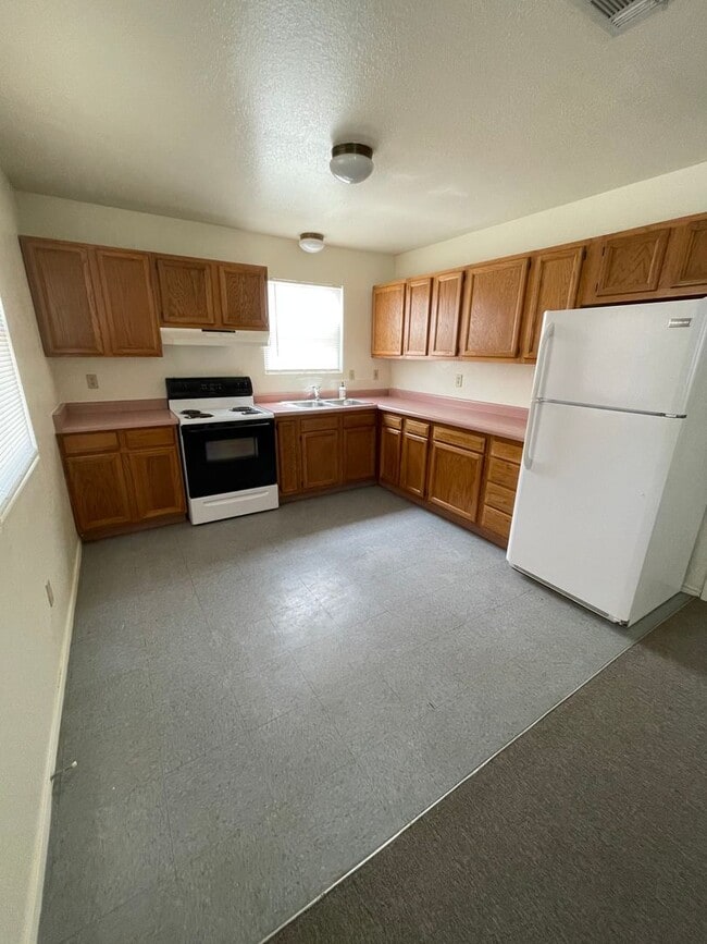 Building Photo - Beautiful 1 Bedroom/1 Bath Unit **Available Now**