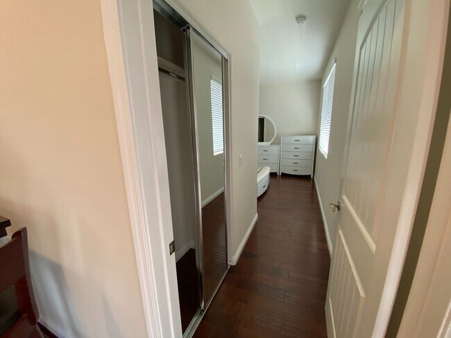 Foto del edificio - Beautiful Four Bedroom Townhouse in Pasadena