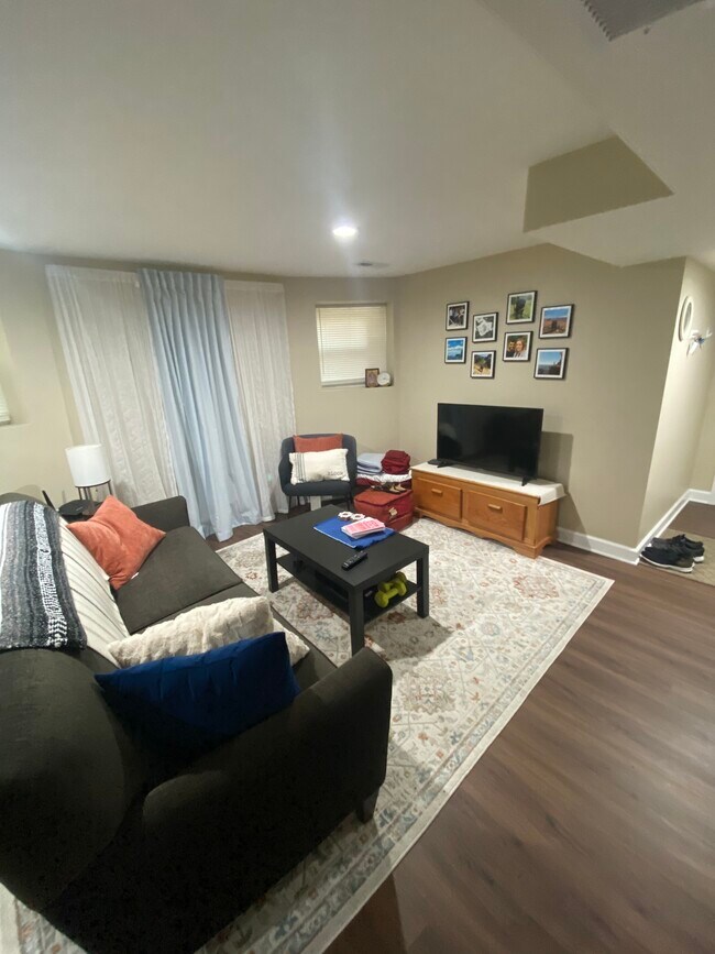 Building Photo - 2118 N Avers Ave