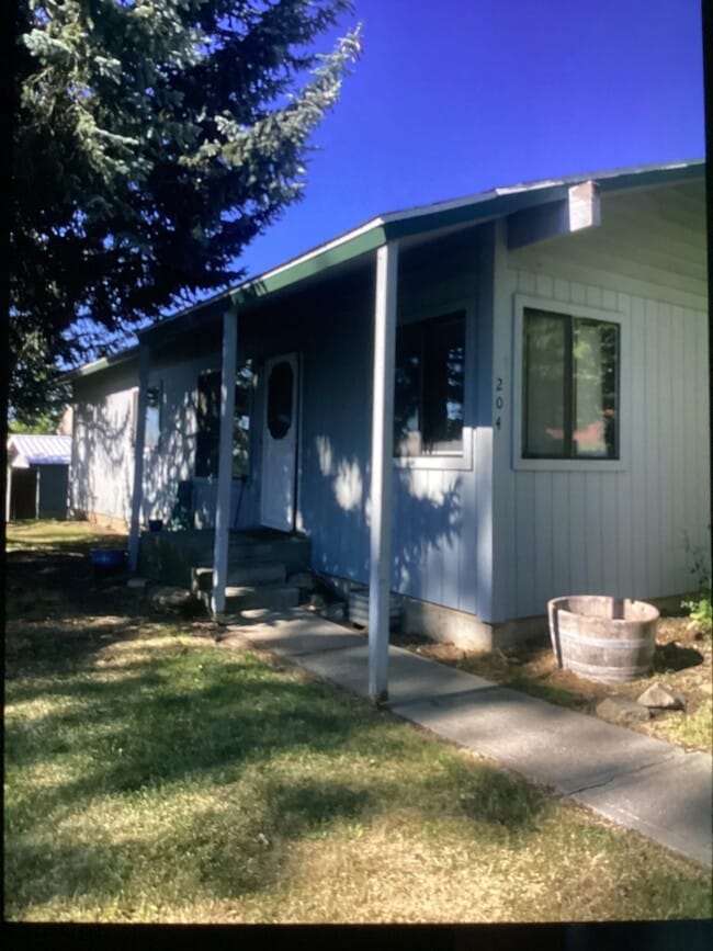 Building Photo - 204 Cedar St
