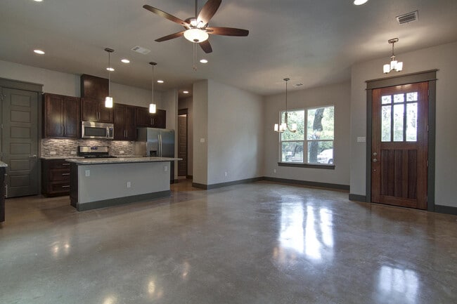 Building Photo - UT PRE-LEASE: 2013 Construction 6 bed /3 b...