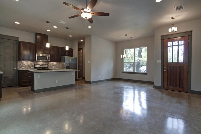 Foto del edificio - UT PRE-LEASE: 2013 Construction 6 bed /3 b...