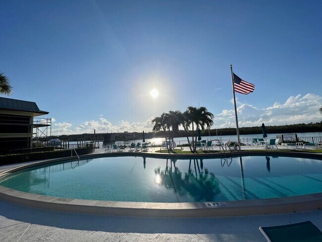 Foto del edificio - 275 S Beach Rd