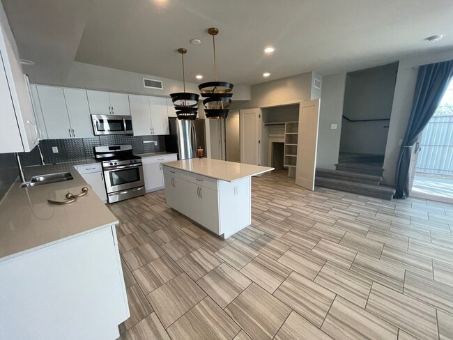 Building Photo - 801 E Park Modern Dr