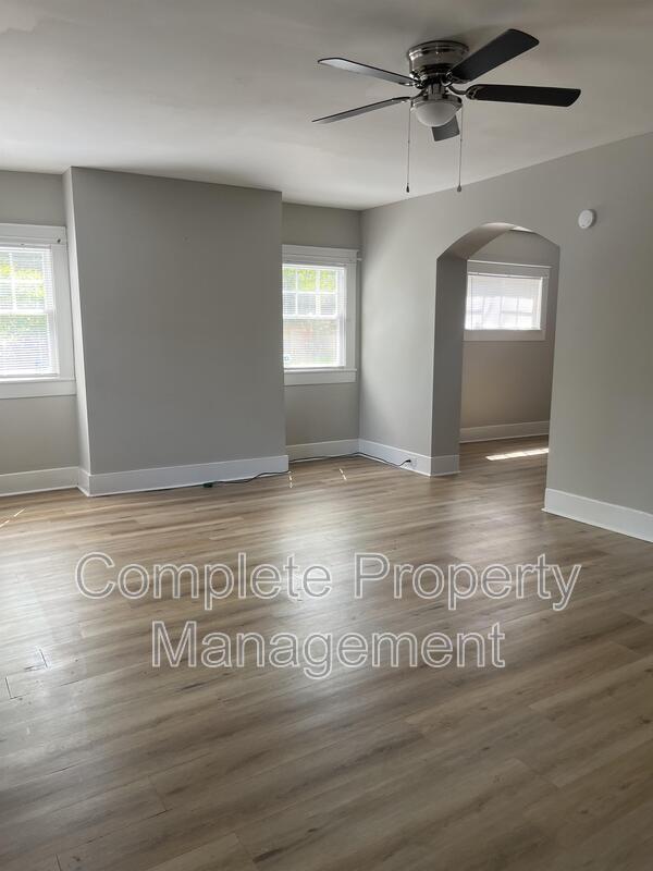 Building Photo - 870 7th Pl W