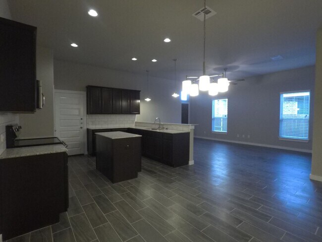 Foto del edificio - LUXURY TOWNHOME LOCATED IN BASTROP, TEXAS AT PECAN PARK!