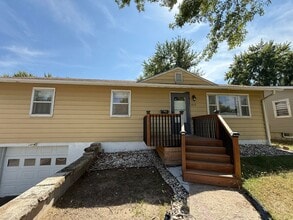 Building Photo - 1013 Cottonwood St
