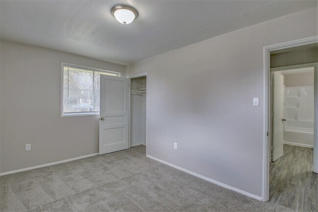 Building Photo - 20 Hiland Pl
