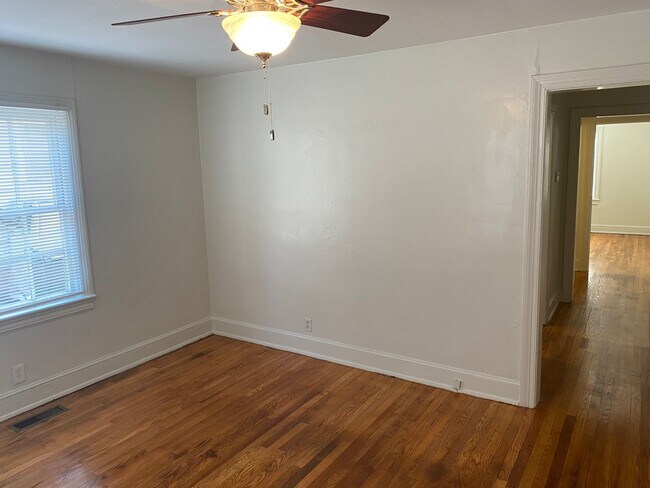 Foto del edificio - Adorable 1 Bedroom Duplex in Watts-Hillandale
