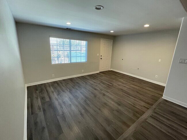 Foto del edificio - 15235 Chatsworth St