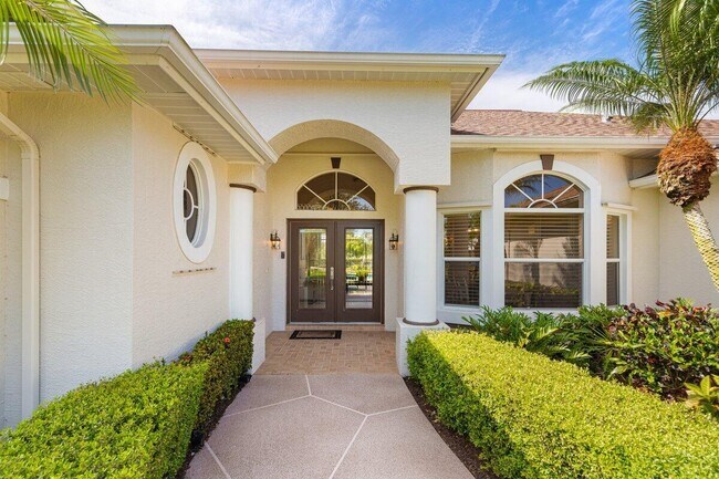 Building Photo - 212 SW Whitewood Dr