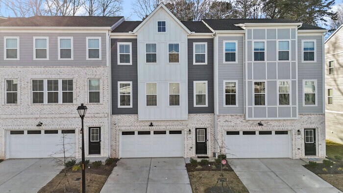 Foto principal - Beautiful Townhome with 3 bedrooms, three ...