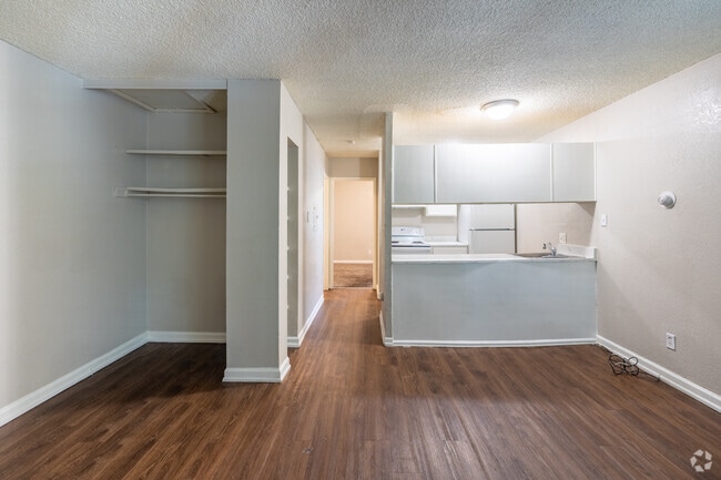 1BR, 1BA - 528SF - Living Room - Bradburn Gardens