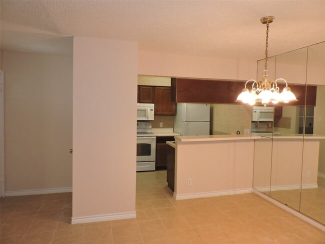 Building Photo - 17401 Red Oak Dr