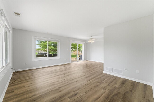 Foto del edificio - 15826 Farm Hill Dr