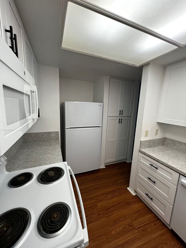 Foto del edificio - Spacious 2 BD, 2 BA Condo in University Ci...