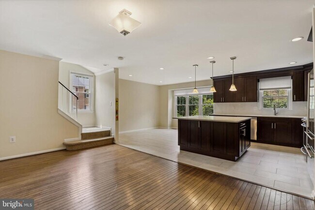 Building Photo - 7230 Taveshire Way