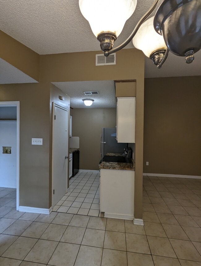 Kitchen - 1143 Willow Creek Dr