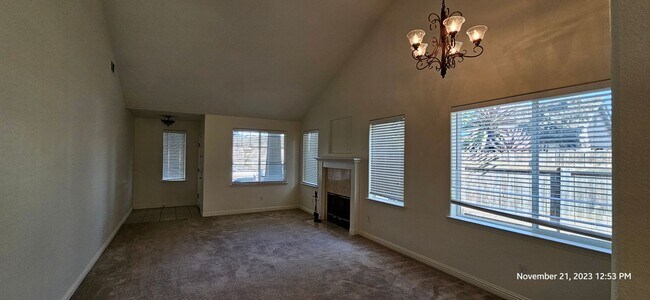 Foto del edificio - Centrally Located Large Bradley Square Two...