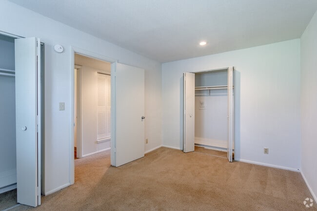 1BR, 1BA - 790 SF - The Village Apartments