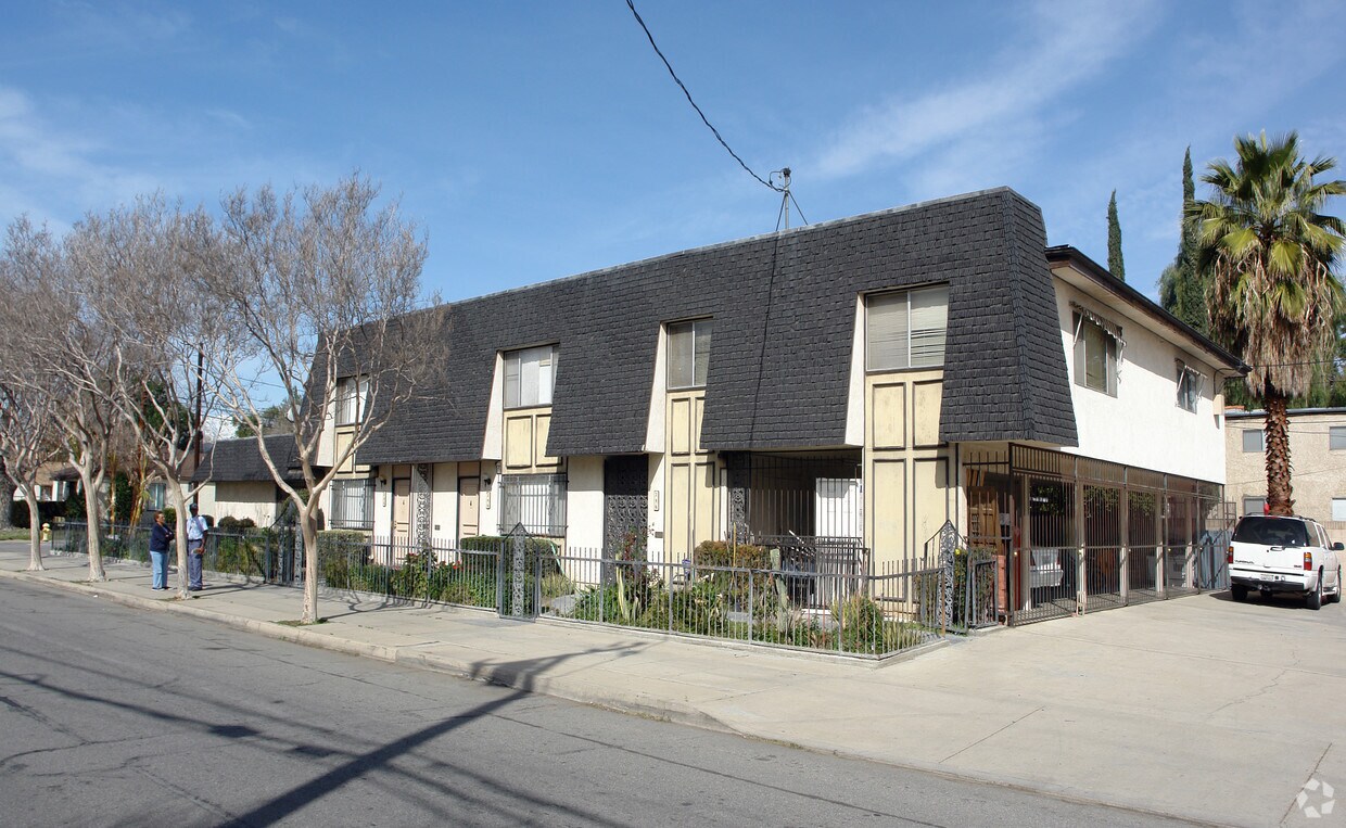 Primary Photo - 240 E 21st St