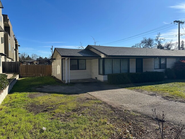 Building Photo - 2 bedroom 1 bathroom duplex in Eugene!