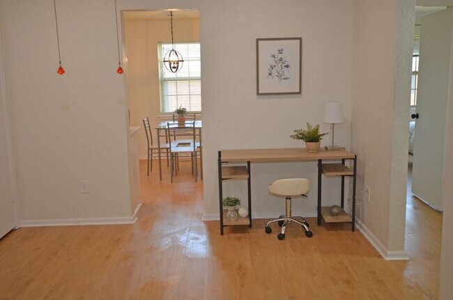 Foto del edificio - 2 Bed 1 Bath with Patio