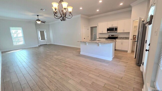 Foto del edificio - 7004 Spring Gardens Dr