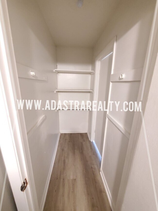 Foto del edificio - 4 Bedroom Ranch Home in Grandview-Coming S...