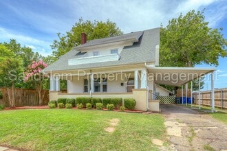 Building Photo - 1116 S College Ave