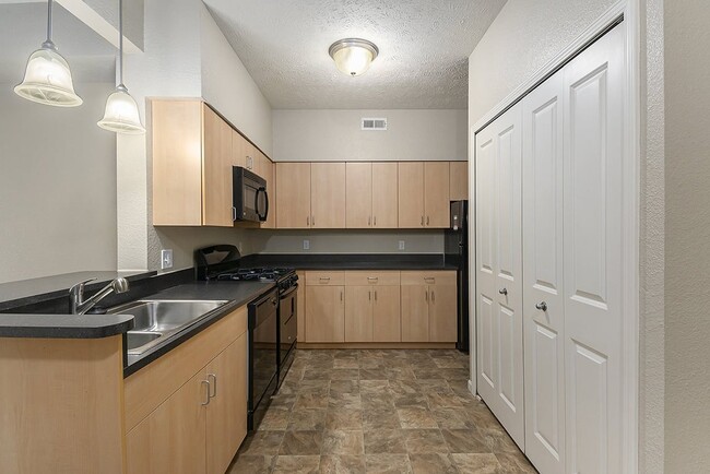 Building Photo - Lynbrook Apartments and Townhomes