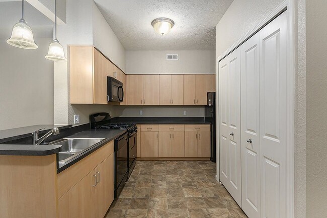 Foto del edificio - Lynbrook Apartments and Townhomes