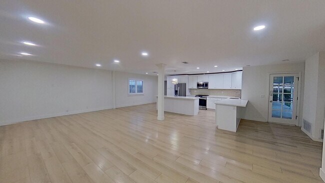 Foto del edificio - Stunning 4 Bed 3 Bath home in Huntington B...