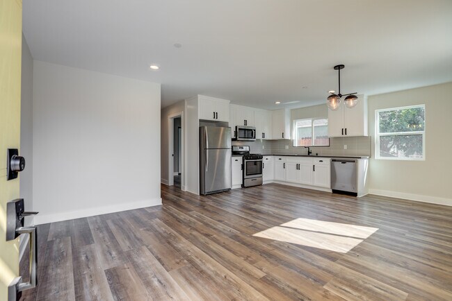 Building Photo - 6204 Brynhurst Ave