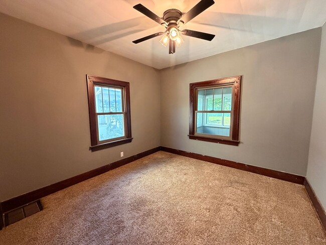 Building Photo - Spacious 2-Bedroom with 2 Car Garage in Rock Island!