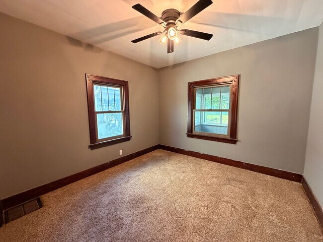 Foto del edificio - Spacious 2-Bedroom with 2 Car Garage in Rock Island!