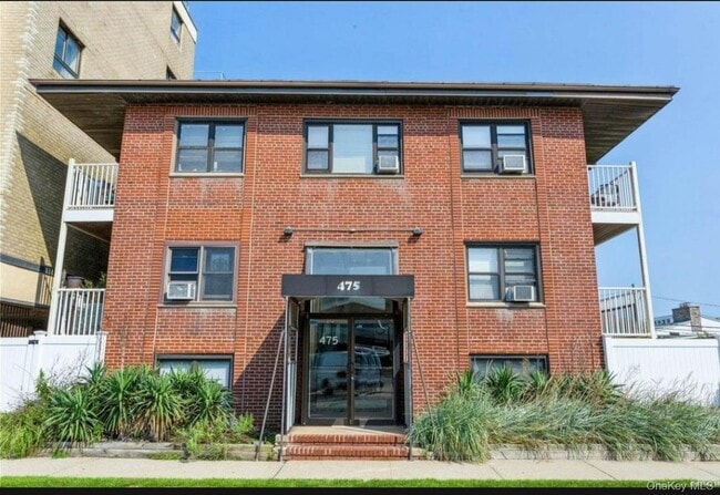 Foto del edificio - 475 W Broadway