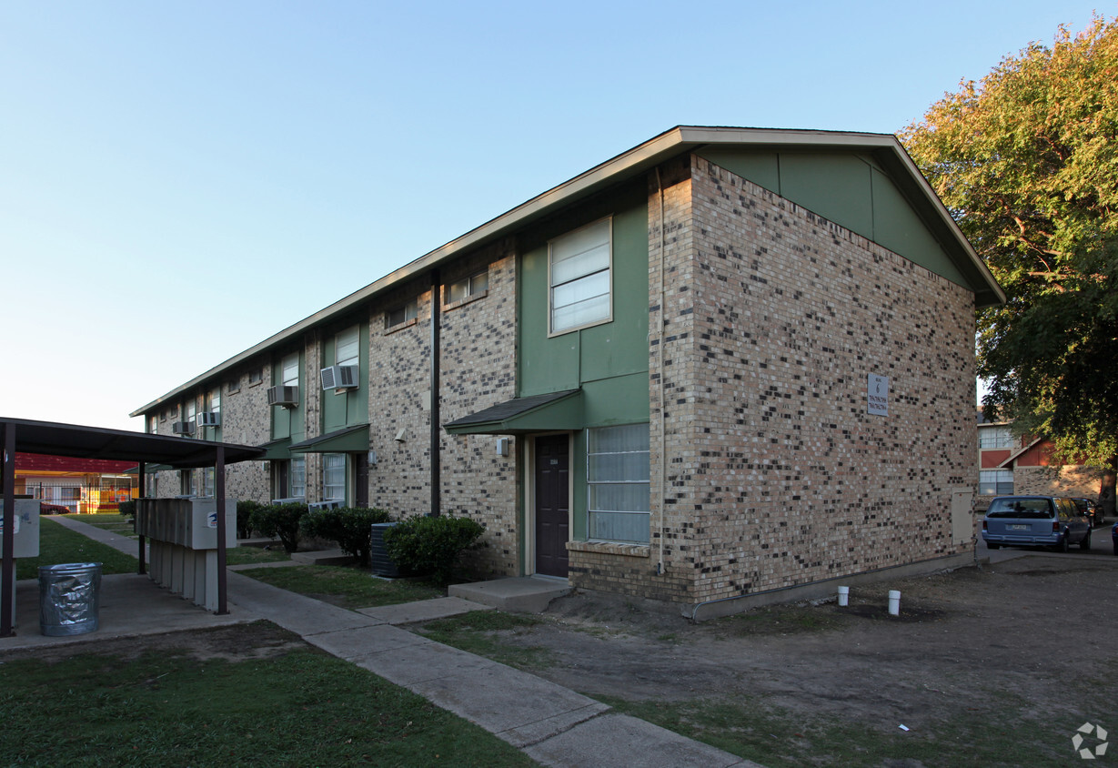 Primary Photo - Regis Square Apartments