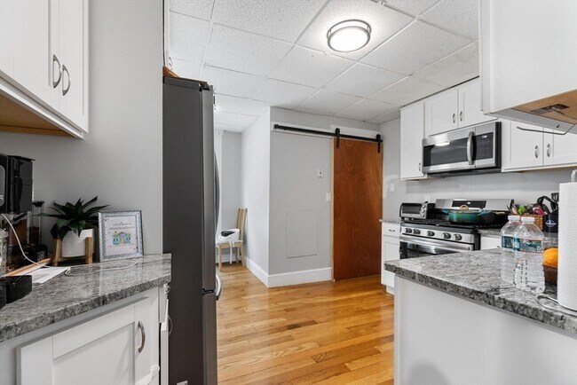 Foto del edificio - 24 Whitehead Ave
