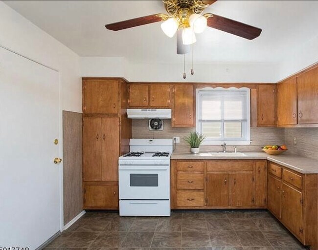 Kitchen - 260 Indiana St