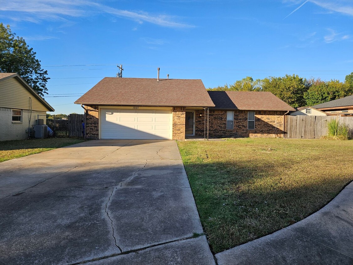 Foto principal - (3)Bed/(2) Bath with Shelter Avail NOW! Pe...