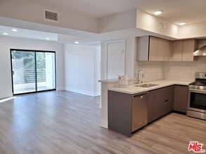 Building Photo - 5030 Rosewood Ave