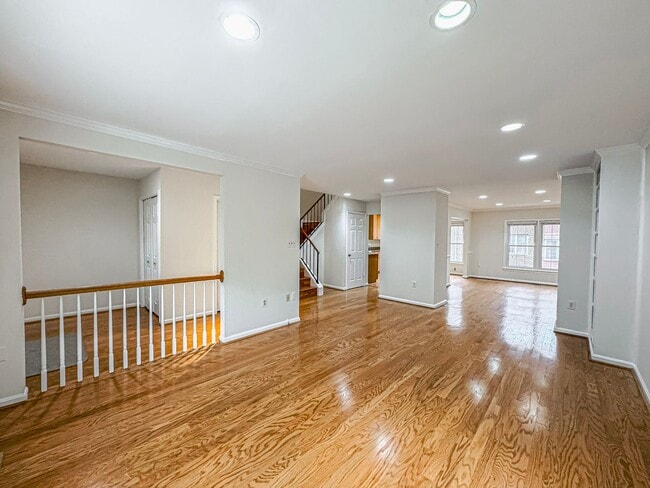 Building Photo - Well-Maintained 3 Bed 3.5 Bath Townhome Wi...